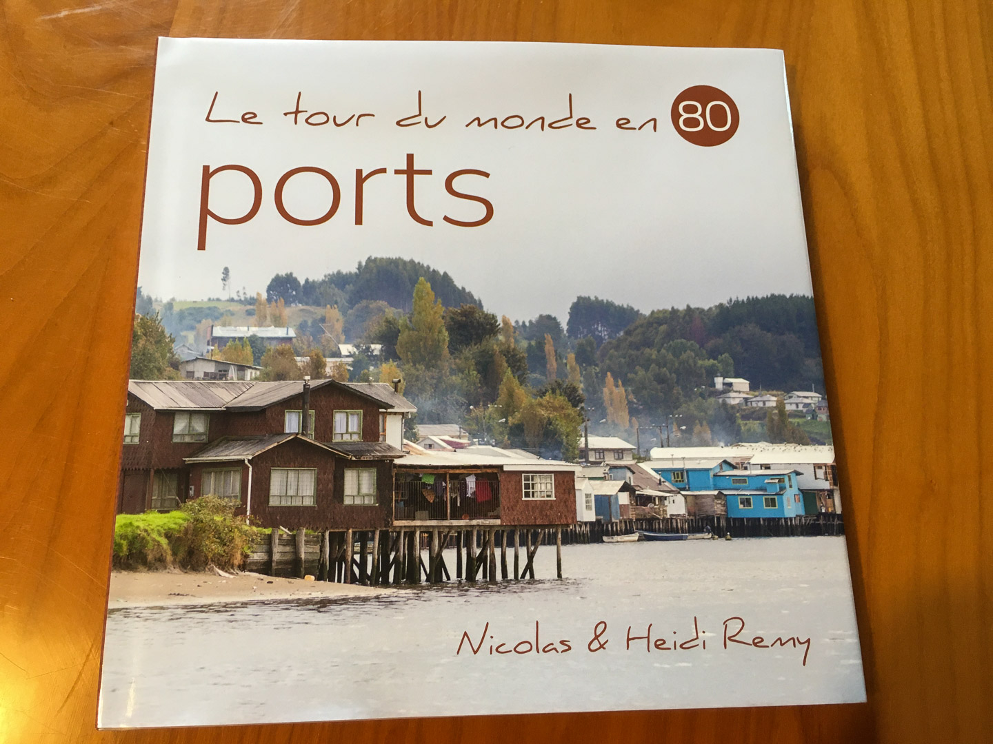 Notre deuxième beau-livre photo, Le tour du monde en 80 ports, est désormais disponible